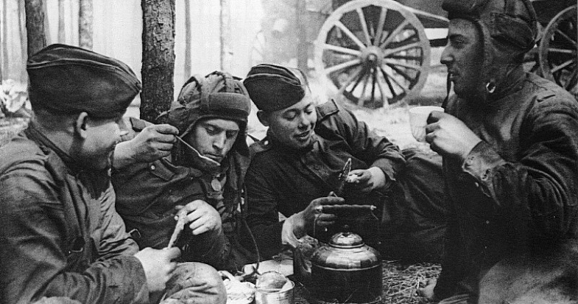 No solo con pan: tabaco, alcohol y dulces en el Ejército Rojo