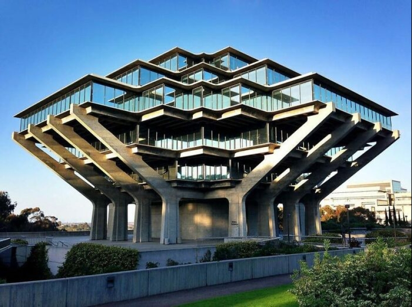 Out Of This World: 10 Times Architects Outdid Themselves With These Alien-Like Buildings