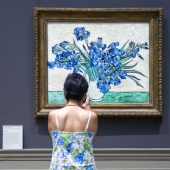 Parallel Perspectives: I Took 12 Photos In The Museum To Show How Everyday People Imitate Art Parallel Perspectives: I Took 12 Photos In The Museum To Show How Everyday People Imitate Art