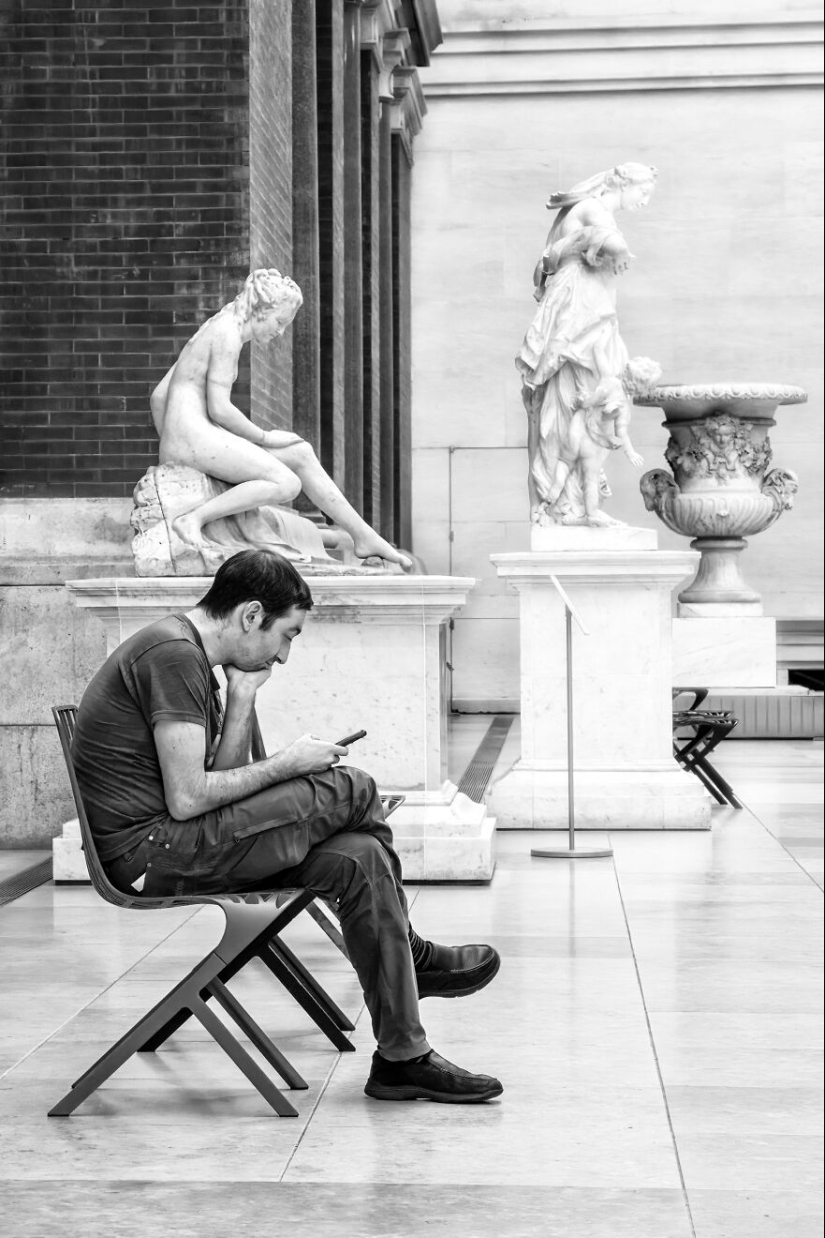 Parallel Perspectives: I Took 12 Photos In The Museum To Show How Everyday People Imitate Art