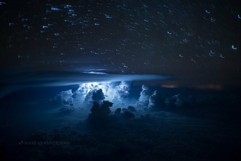Piloto captura tormentas y otras condiciones climáticas cambiantes desde su cabina