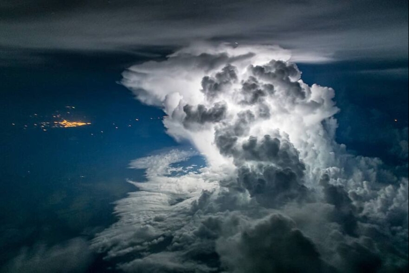 Piloto captura tormentas y otras condiciones climáticas cambiantes desde su cabina