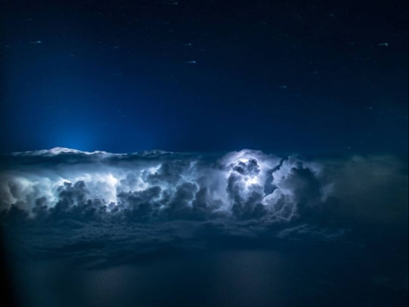 Piloto captura tormentas y otras condiciones climáticas cambiantes desde su cabina
