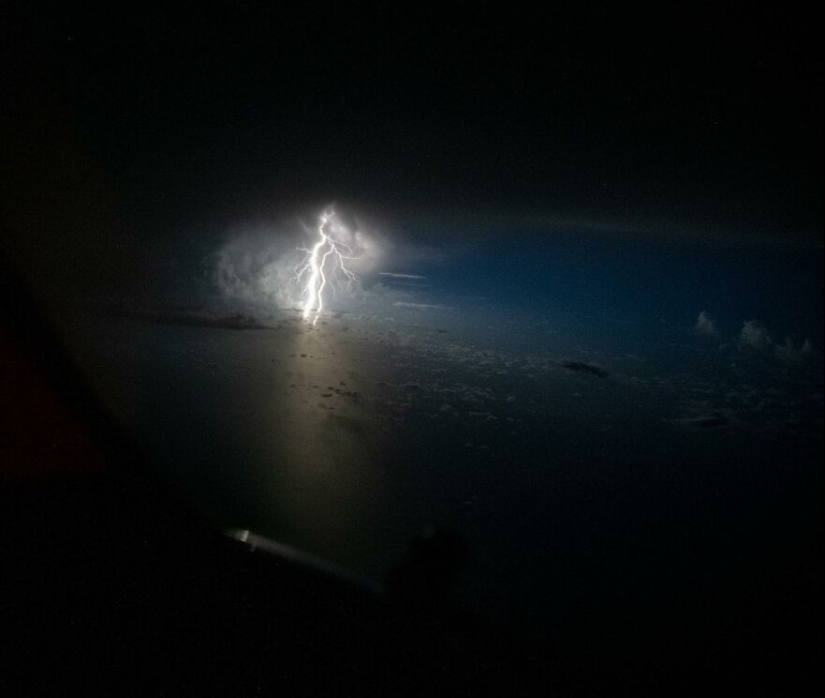 Piloto captura tormentas y otras condiciones climáticas cambiantes desde su cabina