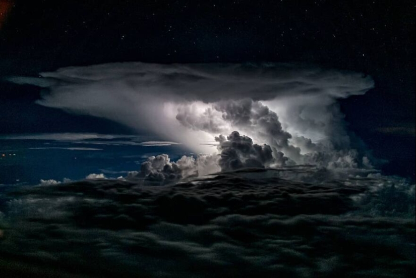 Piloto captura tormentas y otras condiciones climáticas cambiantes desde su cabina