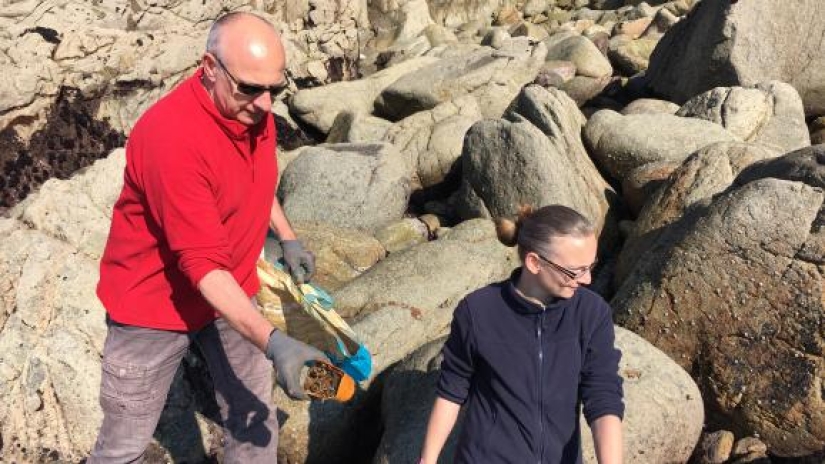 Plastic Garfields have been washed up on the beaches of France for 30 years. The mystery is finally solved! Plastic Garfields have been washed up on the beaches of France for 30 years. The mystery is finally solved!
