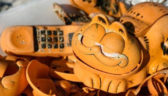 Plastic Garfields have been washed up on the beaches of France for 30 years. The mystery is finally solved! Plastic Garfields have been washed up on the beaches of France for 30 years. The mystery is finally solved!
