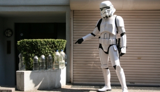 ¿Por qué los japoneses ponen botellas de agua a lo largo de vallas y postes ¿Por qué los japoneses ponen botellas de agua a lo largo de vallas y postes