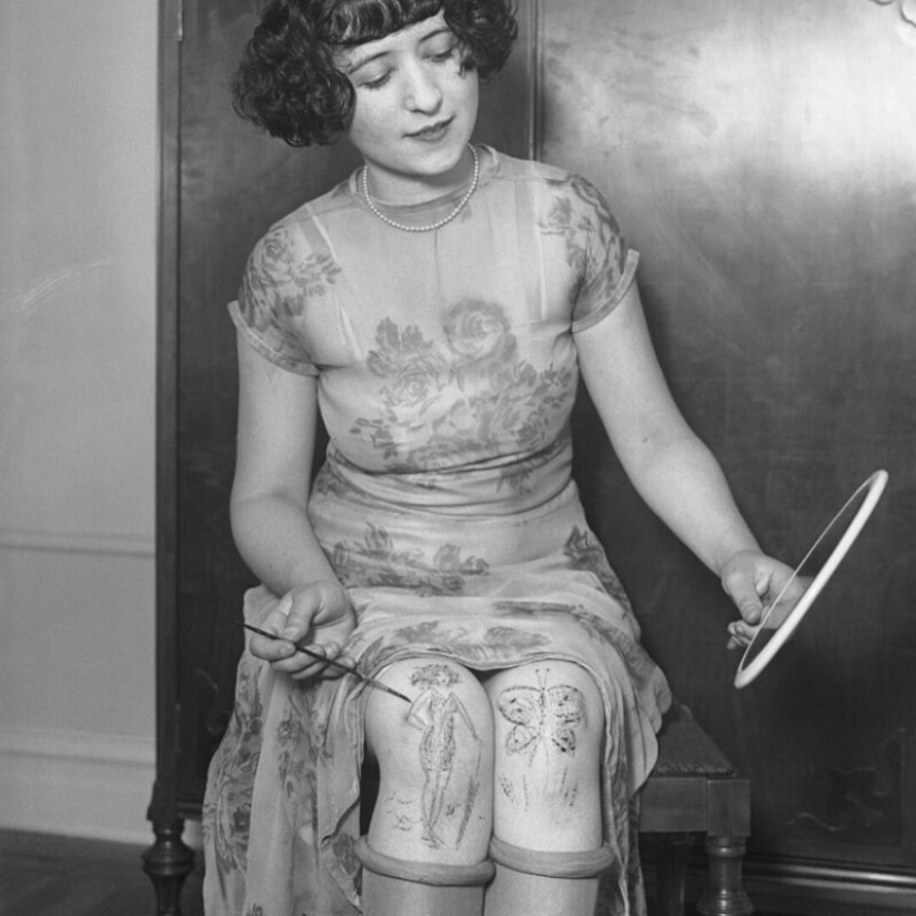 Rodillas pintadas: una tendencia de moda olvidada de la década de 1920