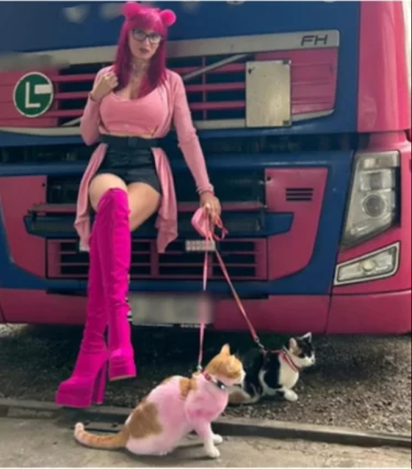 "Romanian Barbie": Europe's most unusual truck driver drives a pink truck "Romanian Barbie": Europe's most unusual truck driver drives a pink truck