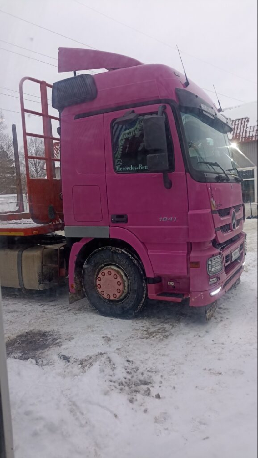 "Romanian Barbie": Europe's most unusual truck driver drives a pink truck "Romanian Barbie": Europe's most unusual truck driver drives a pink truck
