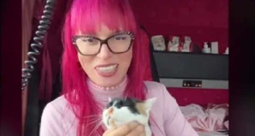 "Romanian Barbie": Europe's most unusual truck driver drives a pink truck "Romanian Barbie": Europe's most unusual truck driver drives a pink truck