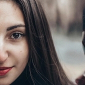 Russian woman demonstrates the beauty of girls from all over the world, making them a joint photo Russian woman demonstrates the beauty of girls from all over the world, making them a joint photo