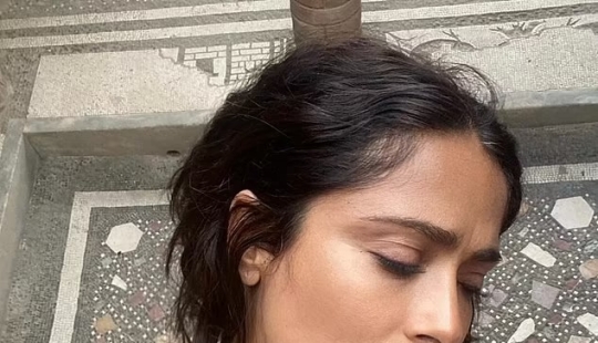 Salma Hayek, de 57 años, luce una belleza sin maquillaje mientras come una fresa recién cortada durante un viaje a una isla 'mágica' en Italia. Salma Hayek, de 57 años, luce una belleza sin maquillaje mientras come una fresa recién cortada durante un viaje a una isla 'mágica' en Italia.