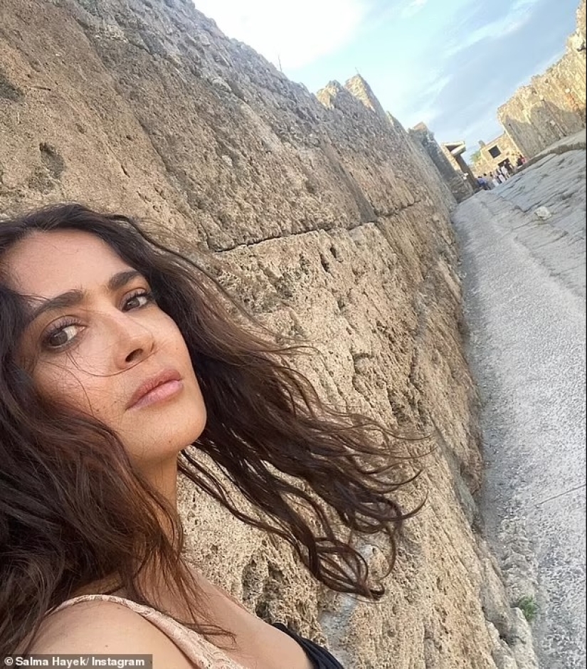 Salma Hayek, de 57 años, luce una belleza sin maquillaje mientras come una fresa recién cortada durante un viaje a una isla 'mágica' en Italia.