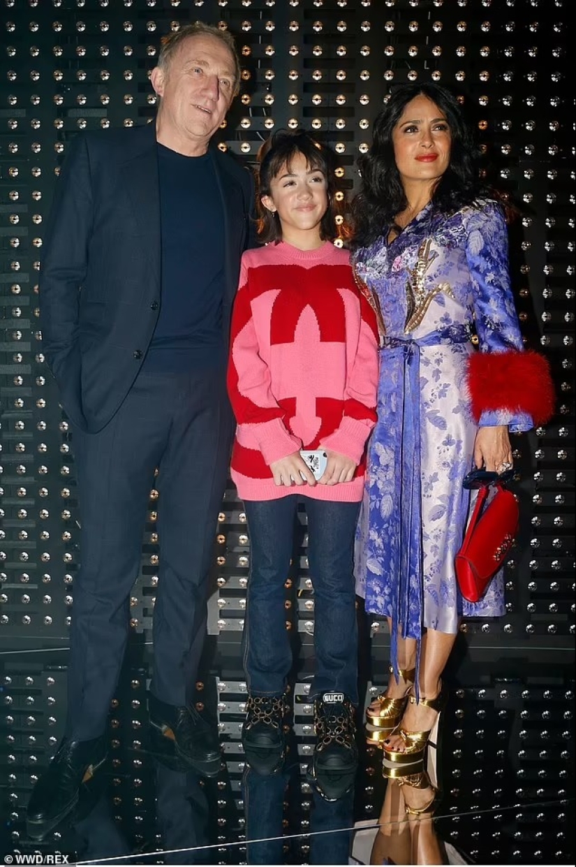 Salma Hayek, de 57 años, luce una belleza sin maquillaje mientras come una fresa recién cortada durante un viaje a una isla 'mágica' en Italia.