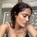 Salma Hayek, de 57 años, luce una belleza sin maquillaje mientras come una fresa recién cortada durante un viaje a una isla 'mágica' en Italia. Salma Hayek, de 57 años, luce una belleza sin maquillaje mientras come una fresa recién cortada durante un viaje a una isla 'mágica' en Italia.