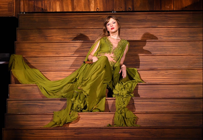 “She Should Sue”: Swifties React To Graphic AI Images Of Taylor Swift Flooding The Internet “She Should Sue”: Swifties React To Graphic AI Images Of Taylor Swift Flooding The Internet