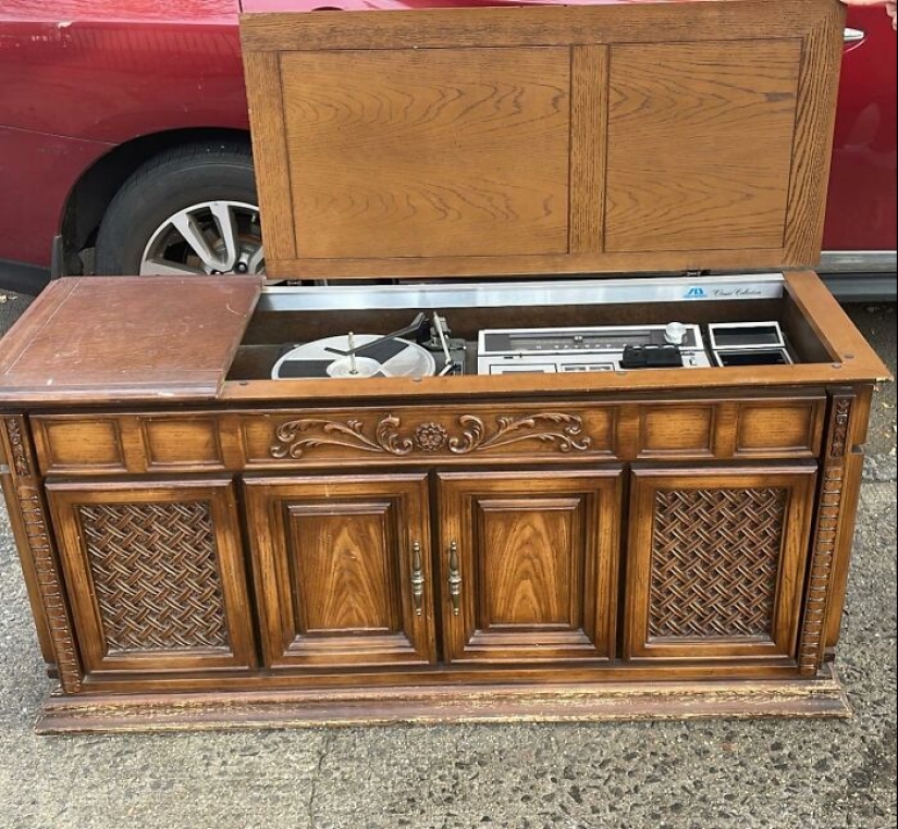 ‘Stooping NYC’: 10 Times People Left Treasures For Others To Find On The Curb