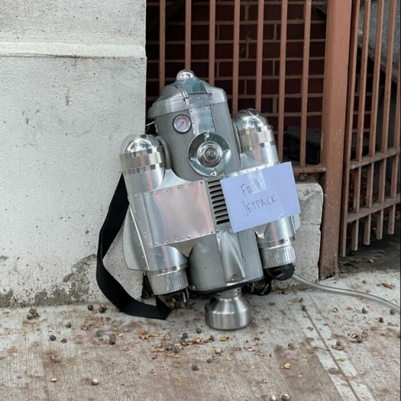 ‘Stooping NYC’: 10 Times People Left Treasures For Others To Find On The Curb