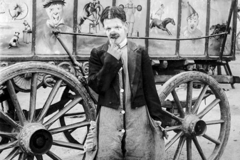 Strange costumes, acrobats and creepy clowns - photos of a traveling circus in 1910