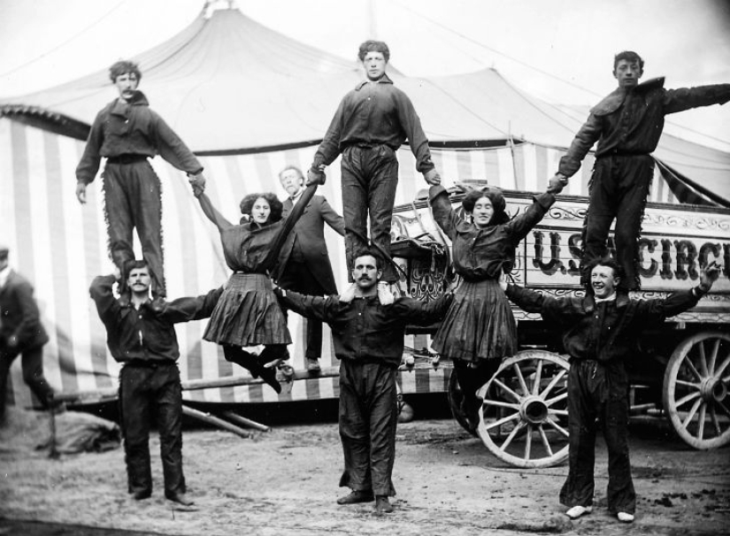 Strange costumes, acrobats and creepy clowns - photos of a traveling circus in 1910