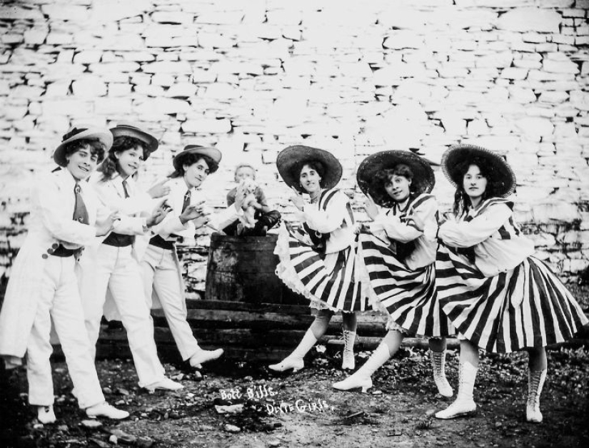Strange costumes, acrobats and creepy clowns - photos of a traveling circus in 1910