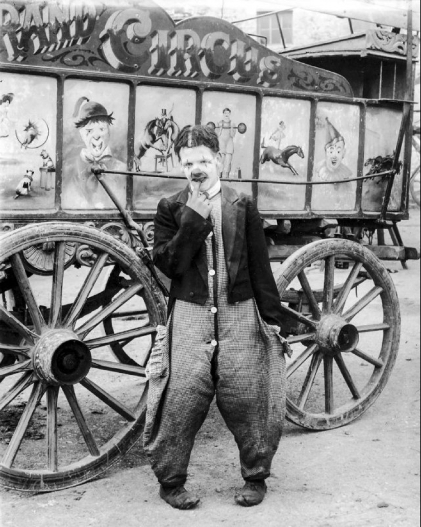 Strange costumes, acrobats and creepy clowns - photos of a traveling circus in 1910