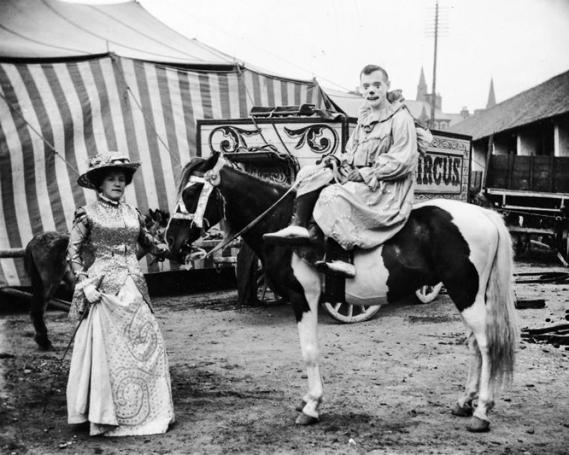Strange costumes, acrobats and creepy clowns - photos of a traveling circus in 1910