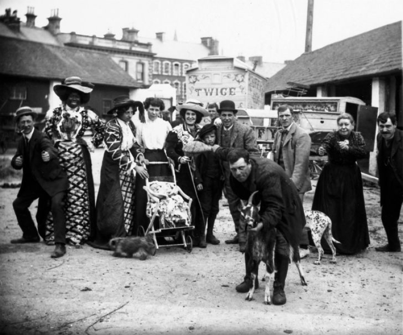 Strange costumes, acrobats and creepy clowns - photos of a traveling circus in 1910