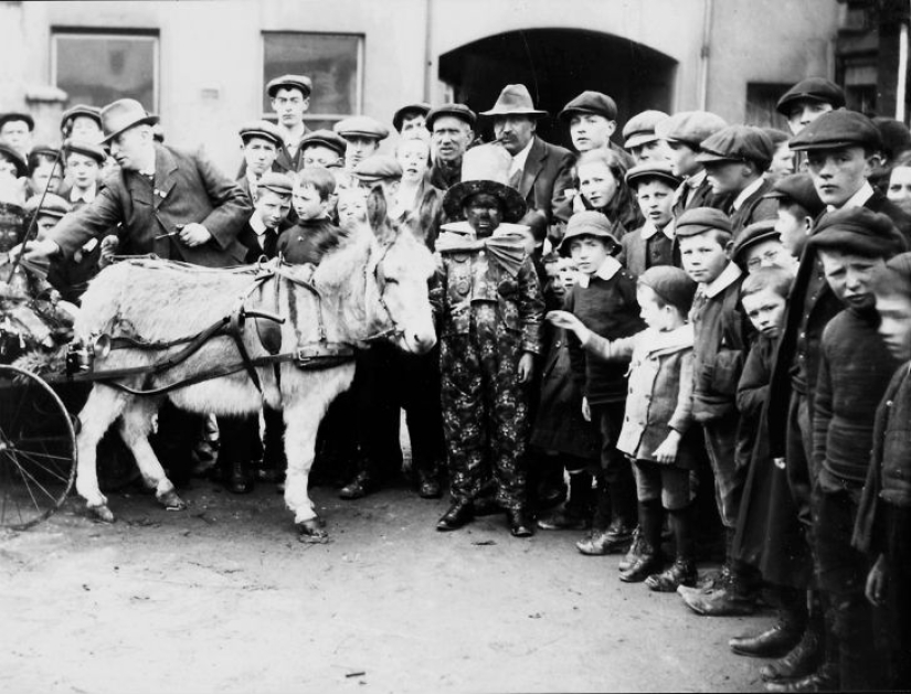 Strange costumes, acrobats and creepy clowns - photos of a traveling circus in 1910