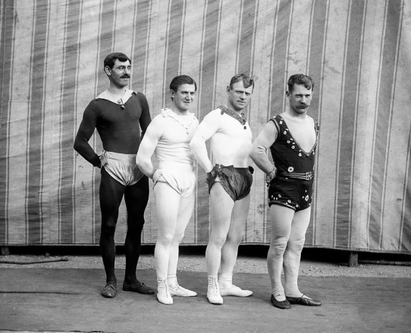 Strange costumes, acrobats and creepy clowns - photos of a traveling circus in 1910