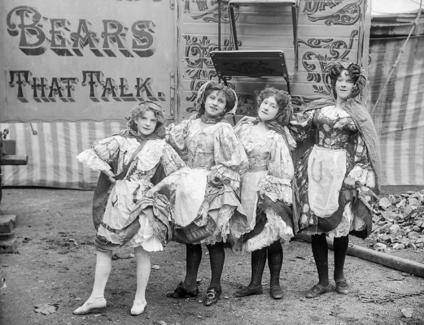 Strange costumes, acrobats and creepy clowns - photos of a traveling circus in 1910