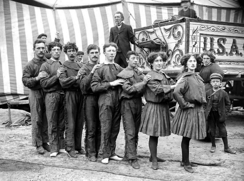 Strange costumes, acrobats and creepy clowns - photos of a traveling circus in 1910