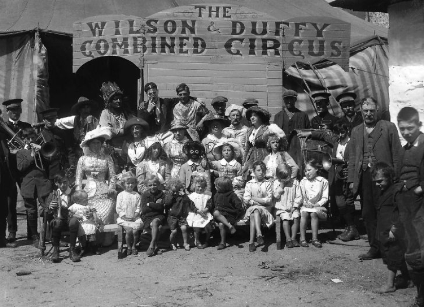 Strange costumes, acrobats and creepy clowns - photos of a traveling circus in 1910
