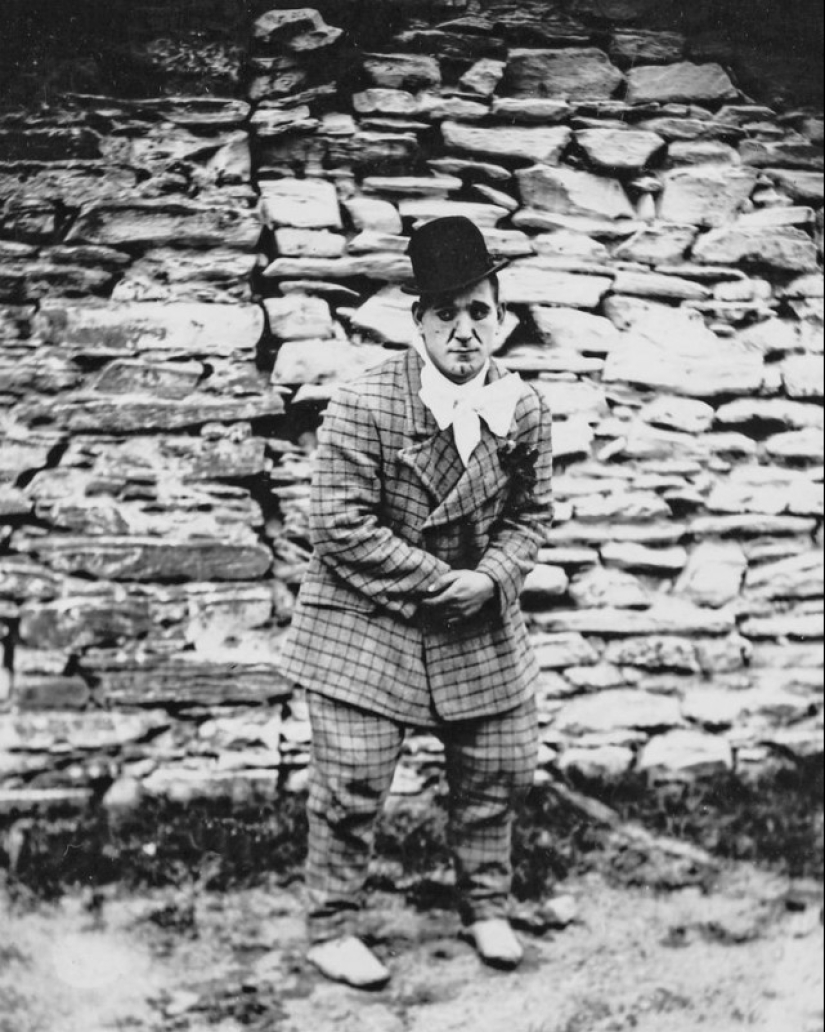 Strange costumes, acrobats and creepy clowns - photos of a traveling circus in 1910