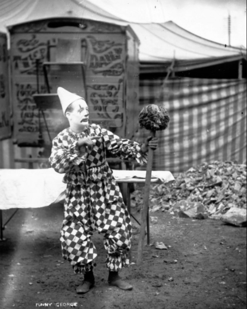 Strange costumes, acrobats and creepy clowns - photos of a traveling circus in 1910