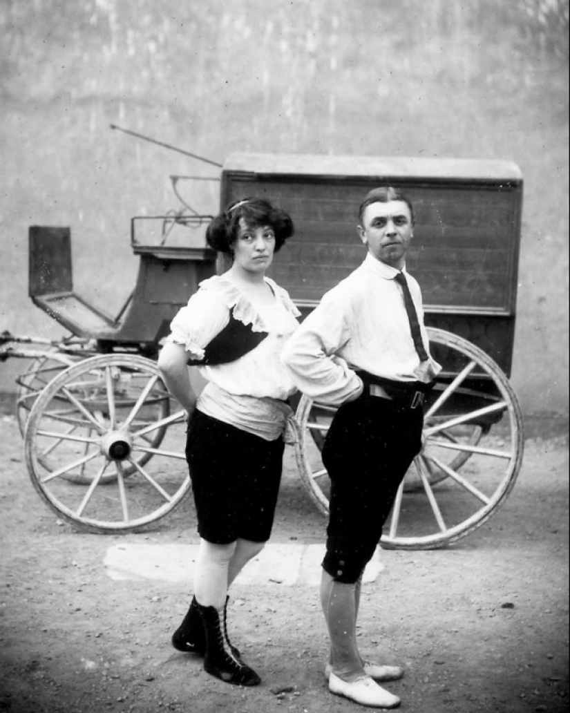 Strange costumes, acrobats and creepy clowns - photos of a traveling circus in 1910