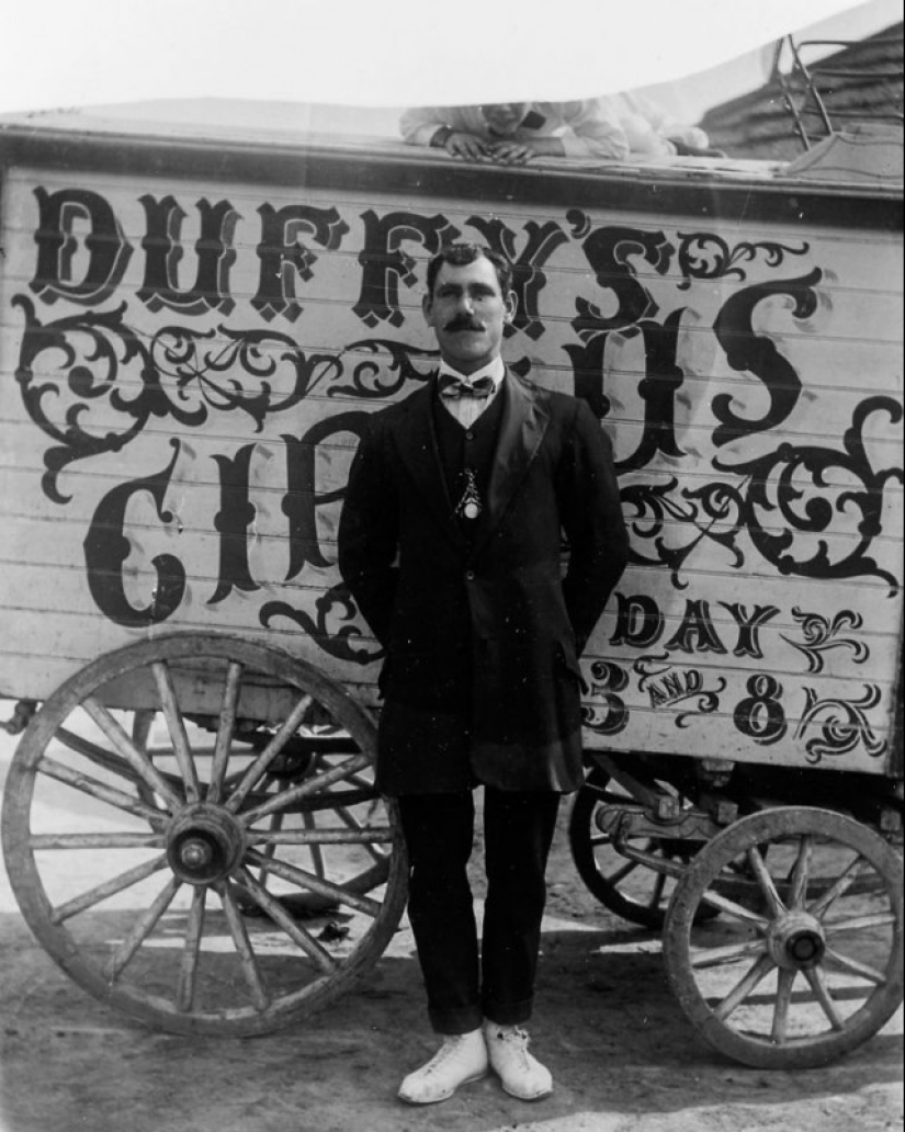 Strange costumes, acrobats and creepy clowns - photos of a traveling circus in 1910