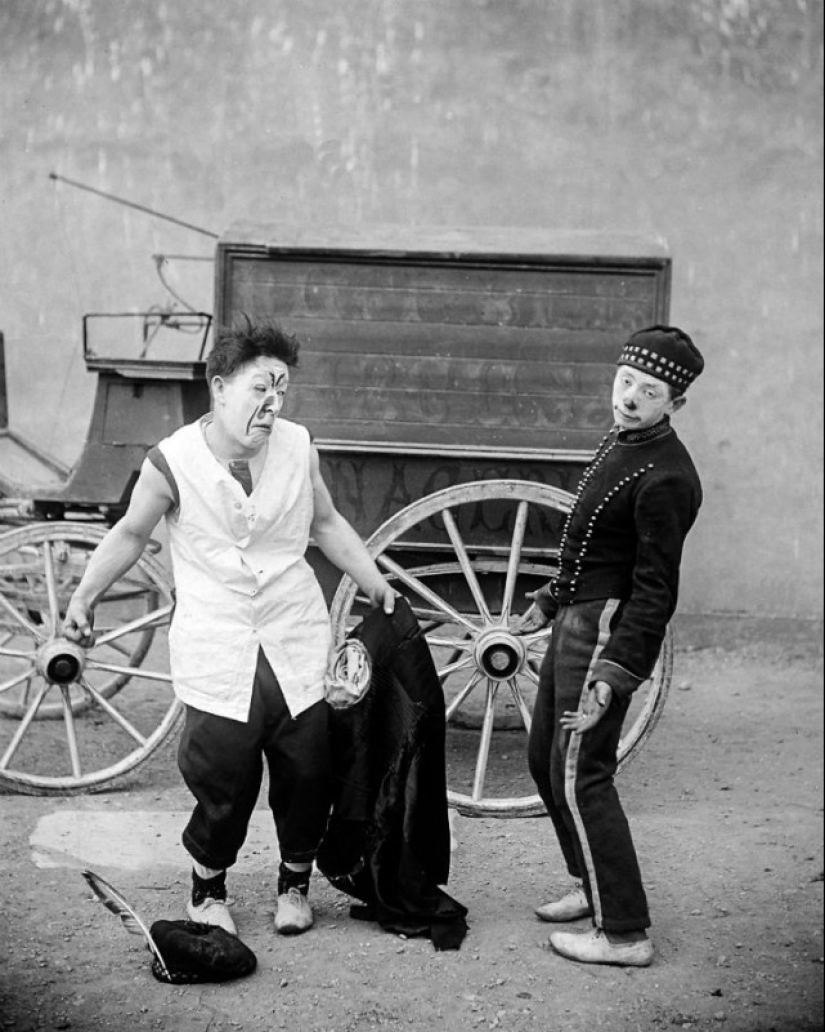 Strange costumes, acrobats and creepy clowns - photos of a traveling circus in 1910
