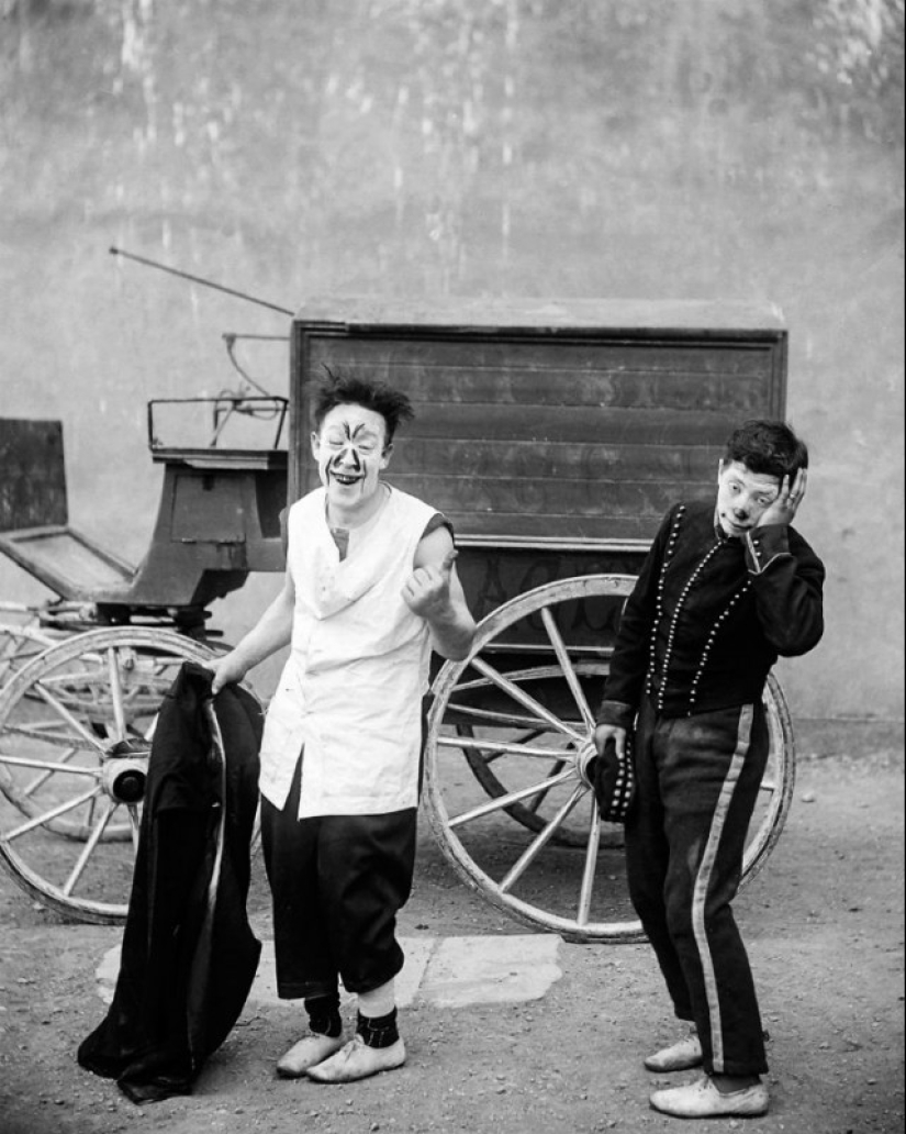 Strange costumes, acrobats and creepy clowns - photos of a traveling circus in 1910