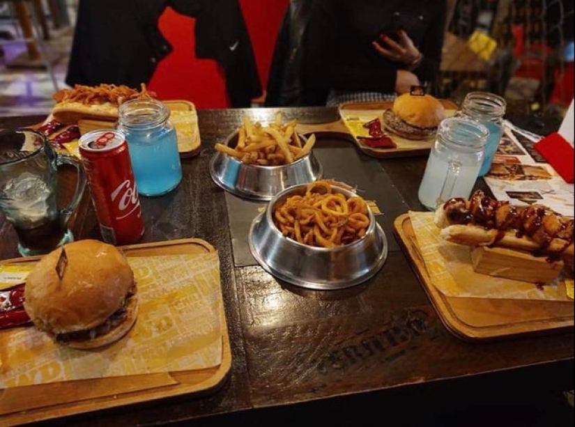 Tapas on Jack Nicholson's head, rolls on a skateboard and 20 more examples of strange serving of dishes Tapas on Jack Nicholson's head, rolls on a skateboard and 20 more examples of strange serving of dishes