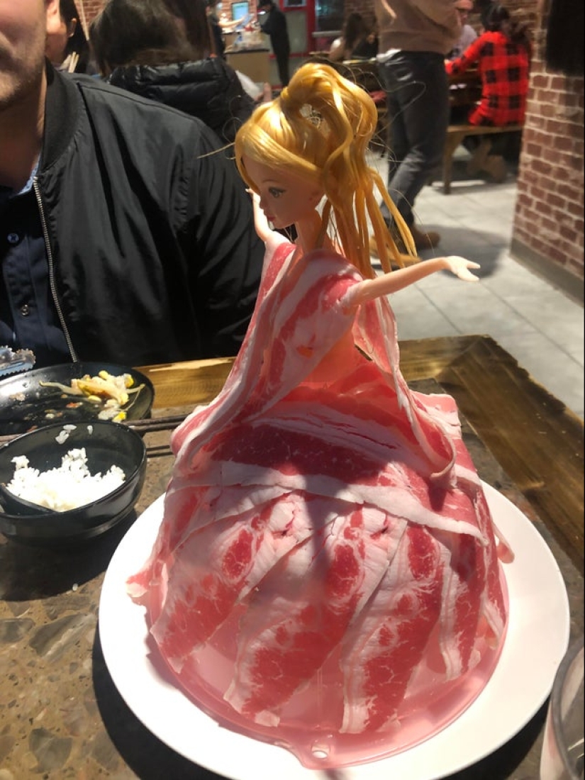 Tapas on Jack Nicholson's head, rolls on a skateboard and 20 more examples of strange serving of dishes Tapas on Jack Nicholson's head, rolls on a skateboard and 20 more examples of strange serving of dishes