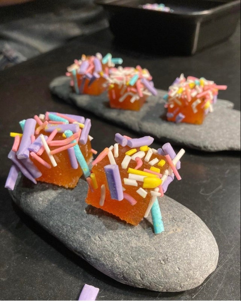 Tapas on Jack Nicholson's head, rolls on a skateboard and 20 more examples of strange serving of dishes Tapas on Jack Nicholson's head, rolls on a skateboard and 20 more examples of strange serving of dishes