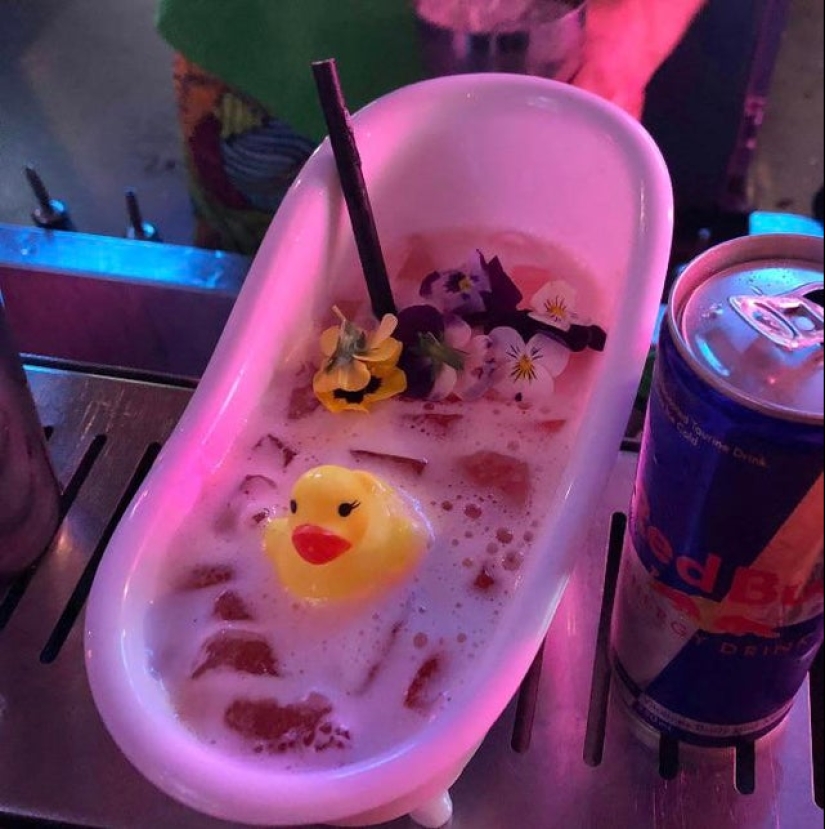Tapas on Jack Nicholson's head, rolls on a skateboard and 20 more examples of strange serving of dishes Tapas on Jack Nicholson's head, rolls on a skateboard and 20 more examples of strange serving of dishes