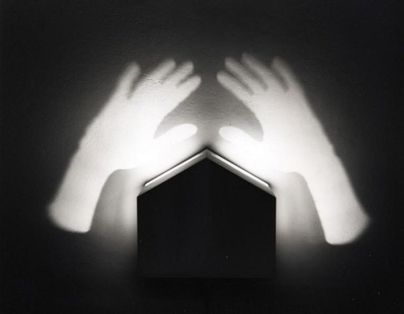 The artist who paints with shadows The artist who paints with shadows