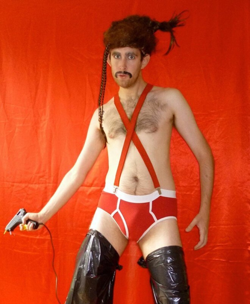 The iconic image of cosplay: Sean Connery in "men's bikini"