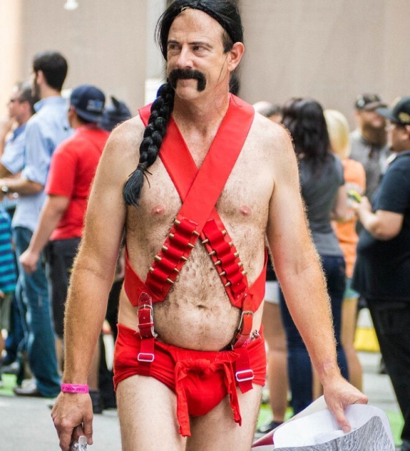 The iconic image of cosplay: Sean Connery in "men's bikini"