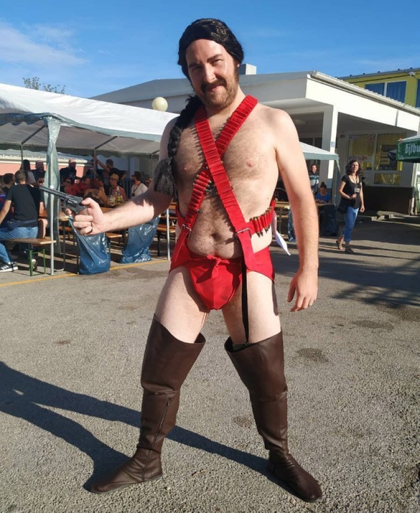 The iconic image of cosplay: Sean Connery in "men's bikini"
