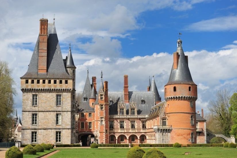 The Marquise de Maintenon-unofficial Queen of France, founder of the first girls ' school The Marquise de Maintenon-unofficial Queen of France, founder of the first girls ' school